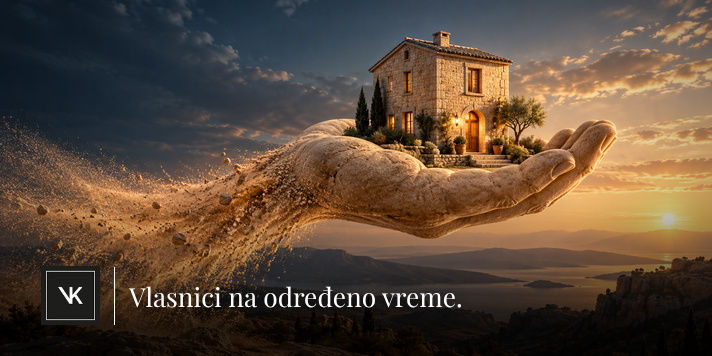 Kamena kuća na dlanu koji se rasipa u pesak, kao simbol privremenosti vlasništva.